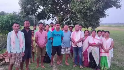 মৰাণ: খোৱাং সমষ্টিৰ লুকুমাই বঙালী গাওঁৰ ৰাইজৰ মাজত উপস্থিত হৈ বিভিন্ন সমস্যাৰ বুজ লয় স্থানীয় বিধায়ক চক্ৰধৰ গগৈয়ে