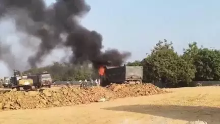 कहलगांव: इफ्को कंपनी के हाईवा में फोर लाइन सड़क पर लगी आग, बाल-बाल बचे लोग और जानवर