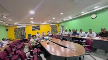 औरंगाबाद: समाहरणालय सभाकक्ष में जिलाधिकारी ने ग्रामीण सोलर स्ट्रीट लाइट योजना सहित कई अन्य योजनाओं की प्रगति की समीक्षा की