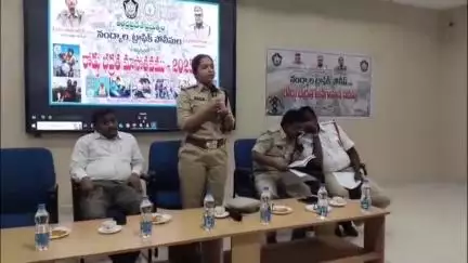 పిల్లల భద్రతపై బస్సు డ్రైవర్లకు జిల్లా రవాణా శాఖ అధికారి ఐశ్వర్య రెడ్డి , అవగాహన సదస్సు