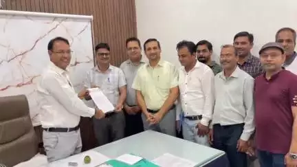 पाली: संविदाकर्मियों ने 5 प्रतिशत सैलरी बढ़ाने की मांग को लेकर CMHO को सौंपा ज्ञापन