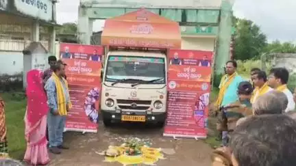 ଖଲ୍ଲିକୋଟ୍: ତୁଳସୀପୁର ପଞ୍ଚାୟତରେ ବିକାଶ ବାହନ ରଥ ର ଶୁଭାରମ୍ଭ କଲେ ବିଡ଼ିଓ ଦେବାଶିଷ ସାମଲ