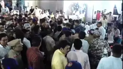 अमरावती: पालकमंत्री चंद्रशेखर बावनकुळे उपोषण मंडपातून जात असताना नयना कडू  गहिवरल्या