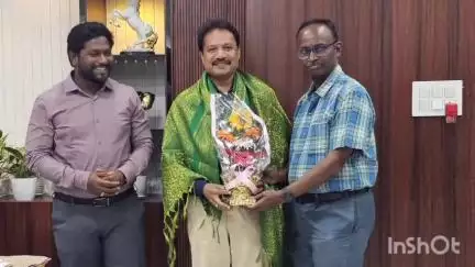 బదిలీ మీద వెళుతున్న ఉన్నతాధికారులను సన్మానించిన నెల్లూరు కార్పొరేషన్ కమిషనర్ నందన్
