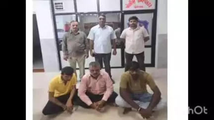 ખંભાળિયા: ખંભાળિયામાં ધરાનગર વિસ્તારમાં જાહેરમાં જુગાર રમતા 10,200 ના મુદ્દા માલ સાથે મહિલાઓ સહિત પાંચ ઝડપાયા
