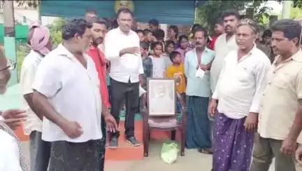 ఘంటసాలలో ముఖ్యమంత్రి చిత్రపటానికి పాలాభిషేకం