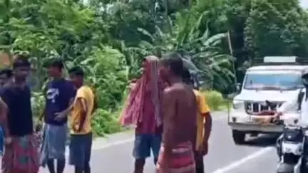 ময়নাগুড়ি: কন্যা বাড়ি এলাকায় ভুটভুটির ধাক্কায় শিশু মৃত্যুর ঘটনায় ব্যারিকেড ও ট্রাফিক পুলিশের দাবিতে পথ অবরোধ করে বিক্ষোভ