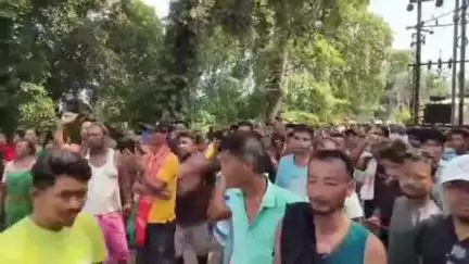ধুবুৰী ভাগ: আদানী গ্রুপত মাটি দিয়াৰ বিৰুদ্ধে তৃতীয় দিনাও প্ৰতিবাদ সাব্যস্ত কৰিছে পৰ্বতঝোৰাৰ বাসবাৰীত