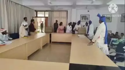 खूंटी: पड़हा राजाओं के नेतृत्व में मुण्डा, पाहन आदि ने विभिन्न मुद्दों पर उपायुक्त से की चर्चा