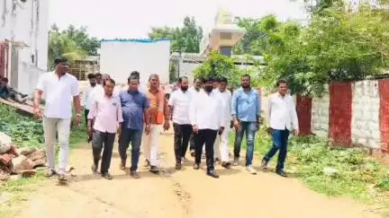 ఇబ్రహీంపట్నం: మైలార్దేవ్పల్లి డివిజన్ పరిధిలో పర్యటించి సమస్యలు అడిగి తెలుసుకున్న కార్పొరేటర్ తోకల శ్రీనివాస్ రెడ్డి
