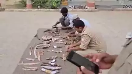 खुर्जा: न्यायालय के आदेश के अनुपालन में थाना खुर्जा देहात पुलिस ने मुकदमों से संबंधित शस्त्रों को कराया नष्ट