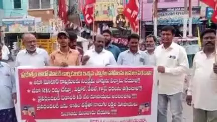 గుంతకల్లు: ఆటో, మోటార్ కార్మికులకు ఇచ్చిన హామీలు అమలు చేయాలి, పట్టణంలో ఐఎఫ్ టీయూ ఆధ్వర్యంలో రోడ్డుపై నిరసన