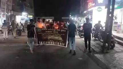 બોડેલી: જામ્મા મસ્જિદ થી શ્રદ્ધાંજલિ માટે  કેન્ડલ માર્ચ નું આયોજન કરયુ પ્લેન ક્રેશની ઘટના ને લઈ AIMIM દ્વારા આયોજન થયું