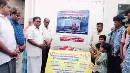 பல்லடம்: என்ஜிஆர் சாலையில் அகமதாபாத் விமான விபத்தில் உயிரிழந்தவர்களுக்கு பள்ளி மாணவ மாணவியர்கள் உள்ளிட்டோர் மலர் தூவி அஞ்சலி செலுத்தினர்
