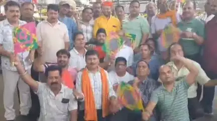 झांसी: झांसी में हो रही अघोषित विद्युत कटौती का व्यापारियों ने हाथों में पंखा लेकर किया विरोध प्रदर्शन #jansamasya