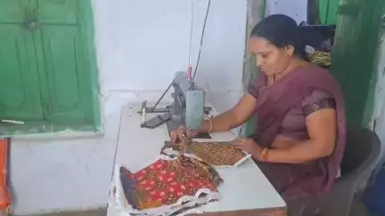 છોટાઉદેપુર: નગરમાં મહિલાઓ દ્વારા જુના કપડા માંથી થેલી બનાવી આપવાની કામગીરી કરવામાં આવી રહી છે, પાલિકા દ્વારા માહિતી આપી.