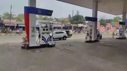छिंदवाड़ा नगर: खाद्य विभाग ने फव्वारा चौक, छिंदवाड़ा स्थित पेट्रोल पंप का निरीक्षण किया