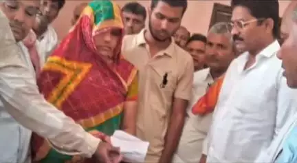 लालगंज: असवनिया गांव के सफाई कर्मचारी की असामयिक मृत्यु पर सफाई कर्मचारी संघ ने पीड़ित परिवार को दी आर्थिक मदद