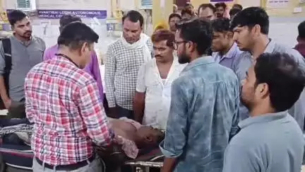 एटा: गांव कसोंन के खेत में समाधि की दीवार पर लेटे 45 वर्षीय व्यक्ति की गिरने से हुई मौत, परिजनों का बुरा हाल
