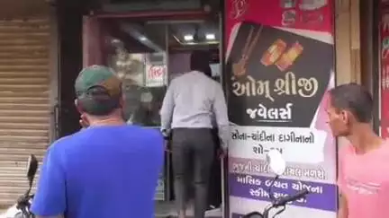 બગવાડા દરવાજા થી હિંગળાચાચર ચોક સુધી નગરપાલિકાની ટીમે દબાણ હટાવી નડતરરૂપ લારીચાલકોને 1 હજાર રૂપિયા નો દંડ ફટકાર્યો