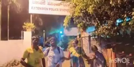 ಹಾಸನ: ತಮಗೆ ಕಿರುಕುಳ ನೀಡುತ್ತಿರುವ ಅಧಿಕಾರಿಗಳ ವಿರುದ್ಧ ಎಫ್ಐಆರ್ ದಾಖಲಿಸಲು ಆಗ್ರಹಿಸಿ ನಗರದ ಬಡಾವಣೆ ಠಾಣೆ ಎದುರು ಅಂಧ ಅಧಿಕಾರಿಗಳ ಅಳಲು
