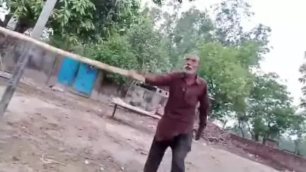 सवायजपुर: औहदपुर में आरोपी ने किसान की फसल जानवरों से चरवाई, उलाहना देने पर गाली-गलौज कर पीटने को दौड़ा, वीडियो हुआ वायरल