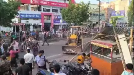 गिरिडीह: नगर निगम, पुलिस व ट्रैफिक पुलिस ने संयुक्त रूप से बड़ा चौक से गांधी चौक तक अतिक्रमण हटाया
