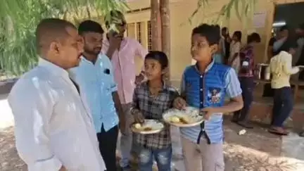 పాఠశాలల్లో అమలవుతున్న మధ్యాహ్న భోజన పథకాన్ని పరిశీలించిన విద్యార్థి జేఏసీ రాష్ట్ర నాయకుడు