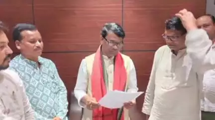 ସଦର: ଭବାନୀପାଟଣାରେ ସହିଦ ରେଣ୍ଡୋମାଝୀଙ୍କ ପ୍ରତିମୂର୍ତ୍ତି ପାଇଁ  ମନ୍ତ୍ରୀଙ୍କୁ  ଭବାନୀପାଟଣା ଠାରେ ଦାବିପତ୍ର