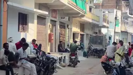 महाराजपुर: महाराजपुर में आधार कार्ड में सुधार न होने से लोग परेशान, घंटों कर रहे हैं इंतज़ार