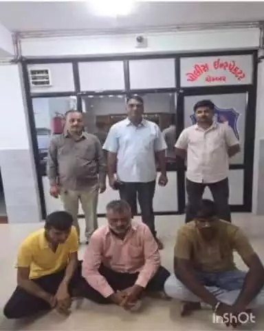 ખંભાળિયા: ખંભાળીયા ટાઉનમાં રહેણાંક મકાને જુગારના અખાડામાં રેઇડ કરતા જુગાર રમતા કુલ-૦૫ આરોપીઓને નાયબ પોલીસ અધિક્ષકની કચેરી સ્ટાફ.