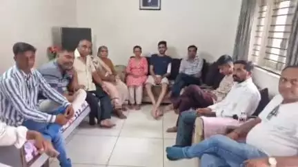 અમદાવાદની વિમાન દુર્ઘટનામાં જેતપુરના રહેવાસી અને અમદાવાદ મેડિકલ કોલેજમાં અભ્યાસ કરતો મીતાંશુ ઠેશીયાનો આબાદ બચાવ
