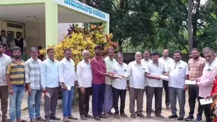 ಚಾಮರಾಜನಗರ: ರಾಮಸಮುದ್ರದಲ್ಲಿ ರೈತ ಕಲ್ಯಾಣ ಟ್ರಸ್ಟ್ನಿಂದ 31 ಮಂದಿ ಅಕಾಲಿಕ ಮರಣ ಹೊಂದಿದ ರೈತರ ಕುಟುಂಬಕ್ಕೆ  4.65 ಲಕ್ಷ ರೂ. ಪರಿಹಾರ ವಿತರಣೆ