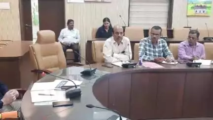 छिंदवाड़ा नगर: प्रभारी कलेक्टर श्री कुमार ने शिक्षा एवं जनजातीय कार्य विभाग की समीक्षा बैठक ली