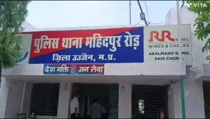 महिदपुर: महिदपुर रोड़ पुलिस ने गांव करनावद में स्कूल के सामने से देशी शराब के साथ एक आरोपी को पकड़ा