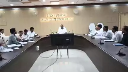 महाराजगंज: कलेक्ट्रेट सभागार में डीएम ने पीएम सूर्यघर योजना की समीक्षा बैठक में सोलर प्लांट स्थापना की धीमी प्रगति पर जताया असंतोष