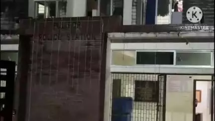 মৰিয়নি: মঙ্গলবাৰে পুলিবৰত পথ দুৰ্ঘটনা সংঘটিত কৰি পলায়ন কৰা চালকক দেৱেৰাপাৰৰ পৰা গ্ৰেপ্তাৰ ,জব্দ দুৰ্ঘটনা সংঘটিত কৰা ডাম্পাৰ