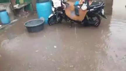 tantpur panchayat me kukarsoo
gaon me sadak uchi hone karad ghar me aaya nale ka pani 
 ghar hai kumar sen ji