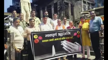 फतेहाबाद: फतेहाबाद के गांधी चौक पर अहमदाबाद प्लेन हादसे के मृतकों को कैंडल जलाकर दी श्रद्धांजलि