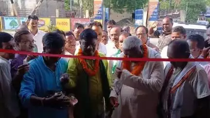 टुंडी: व्यापार मंडल टुंडी में विधायक मथुरा प्रसाद महतो ने बीज वितरण का उद्घाटन किया