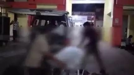 बदायूं: विनवार कस्बे में तेज रफ्तार कार ने साइकिल सवार को मारी टक्कर, हुई दर्दनाक मौत, शव जिला अस्पताल की मोर्चरी में रखवाया