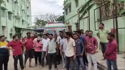 ବାରିପଦା ମ୍ୟୁନିସିପାଲଟି: ବାରିପଦା ମେଡିକାଲ ଠାରେ ୧୦୮ ଆମ୍ବୁଲାନ୍ସ କର୍ମଚାରୀଙ୍କ ଆନ୍ଦୋଳନ; କାର୍ଯ୍ୟବନ୍ଦ ପାଇଁ ଆମ୍ବୁଲାନ୍ସ ସେବା ବ୍ୟାଘାତ #jansamasya