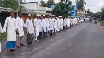 হাসনাবাদ: হাসনাবাদের খরমপুরে অনুষ্ঠিত হলো ওয়াকাফ আইন বাতিলের দাবিতে মানববন্ধন কর্মসূচি