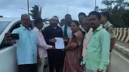 ಕುಂದಗೋಳ: ಕುಂದಗೋಳ ಮತಕ್ಷೇತ್ರದ ಗುಡೇನಕಟ್ಟಿ, ಯರಿನಾರಾಯಣಪೂರ ರಸ್ತೆ ಡಾಂಬರೀಕರಣಕ್ಕೆ ಕುಂದಗೋಳದಲ್ಲಿ ಸಚಿವರಿಗೆ ಮನವಿ ಸಲ್ಲಿಸಿದ ರೈತರು