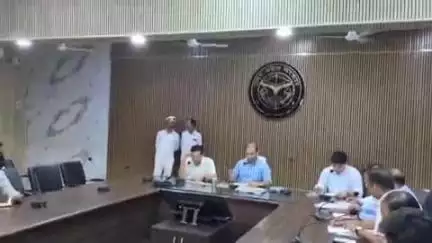 ज्ञानपुर: कलेक्ट्रेट सभागार में जल जीवन मिशन की निर्माणधीन परियोजनाओं की डीएम ने की समीक्षा