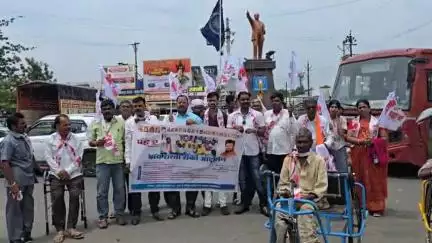 वैजापूर: डॉक्टर बाबासाहेब आंबेडकर स्मारक परिसरात बच्चू कडू यांच्या उपोषणाच्या समर्थनार्थ प्रहार पक्षाकडून सरकार विरोधात निदर्शने