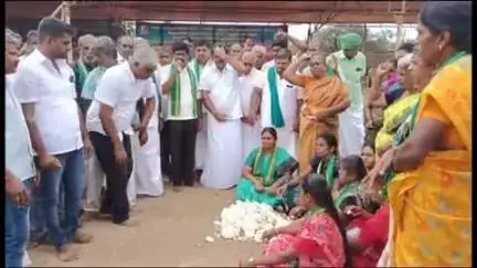 பல்லடம்: அவிநாசி பாளையம் அருகே தொடர் காத்திருப்பு போராட்டத்தில் ஈடுபட்டு வரும் விவசாயிகள் இன்று மண் சோறு உண்டு தங்களது எதிர்ப்பை வெளிப்படுத்தினர்