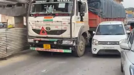 सिधौली: सिधौली के बिसवन चौराहे पर भारी वाहन ने महिला को टक्कर मारी, महिला ने रोड पर किया हाई वोल्टेज ड्रामा
