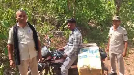 रजौली: रजौली उत्पाद विभाग ने रजौली थाना क्षेत्र अंतर्गत बुढ़ियाशखा जंगल से विदेशी शराब की खेफ के साथ तस्कर को किया गिरफ्तार