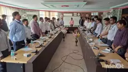 जामताड़ा: समाहरणालय में जिला परामर्श दात्रि समिति की बैठक, अबुआ आवास की राशि रोकने वाले बैंक कर्मी को फटकार
